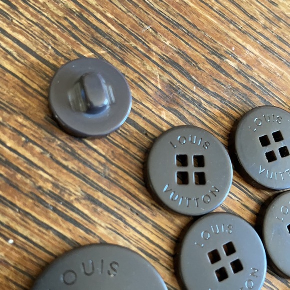 Louis Vuitton Buttons🤎 - Picture 7 of 8